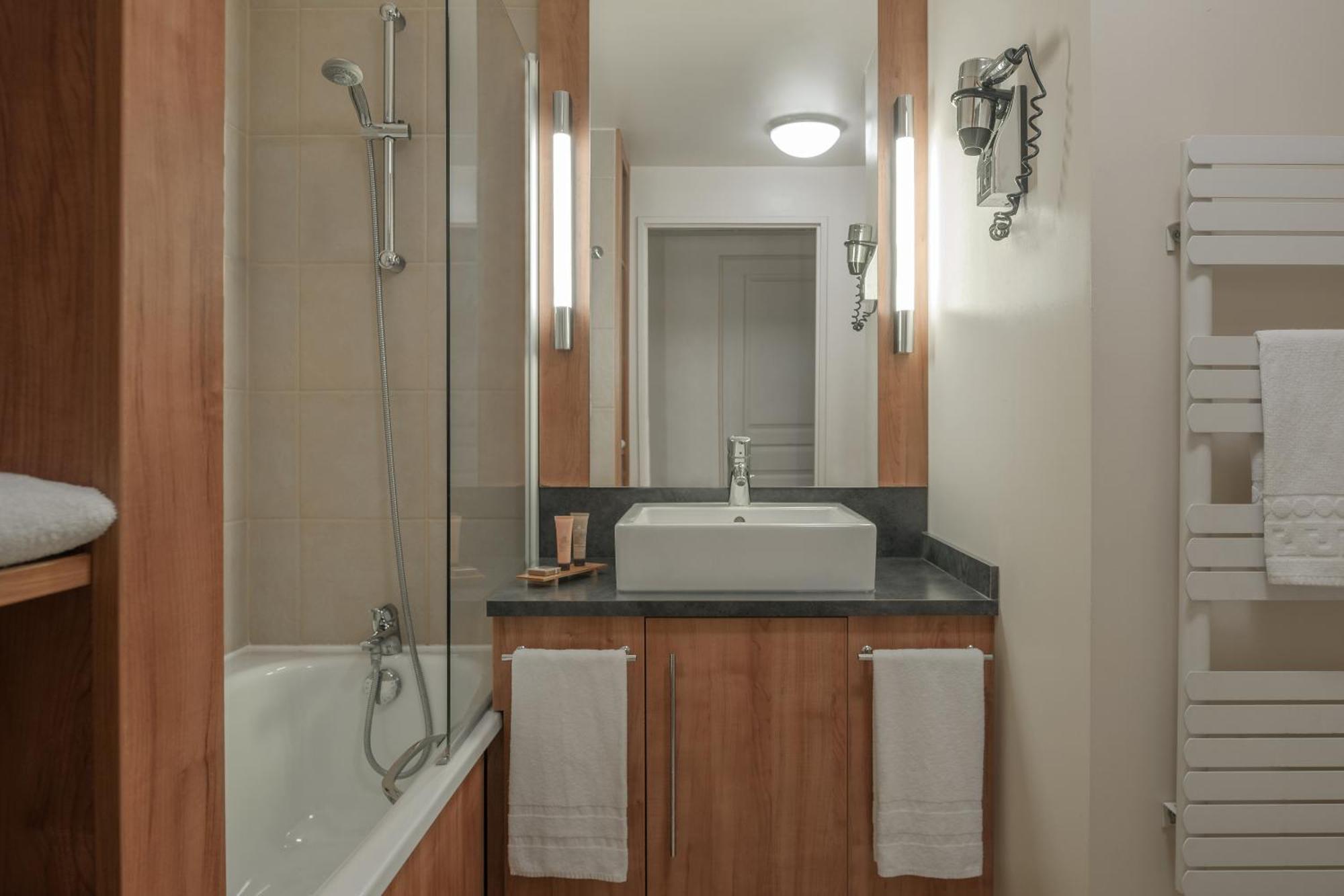 One-Bedroom Appartment with Seine River View,1534464376:JPEG