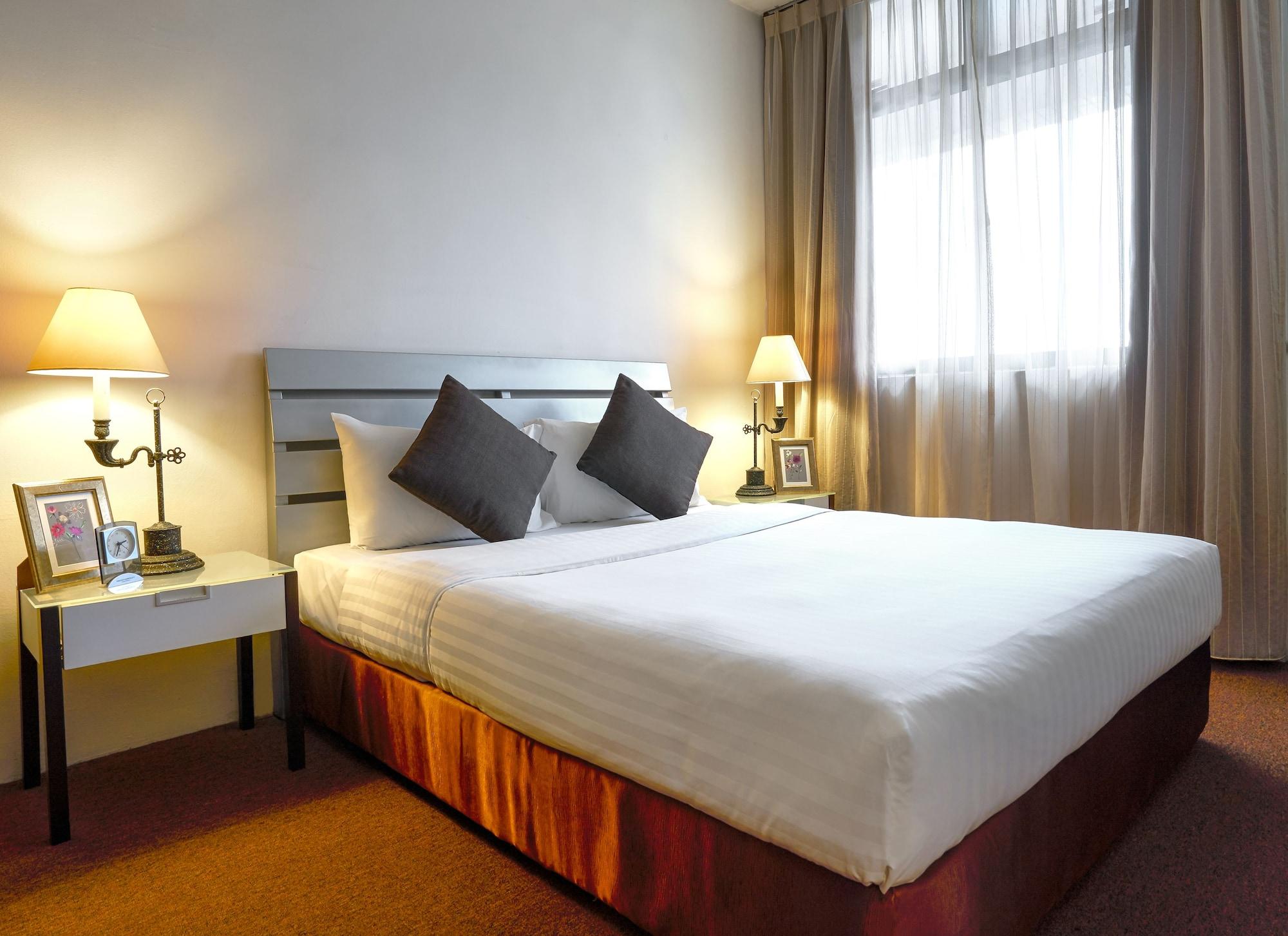 Deluxe Three-Bedroom Suite (6 People)