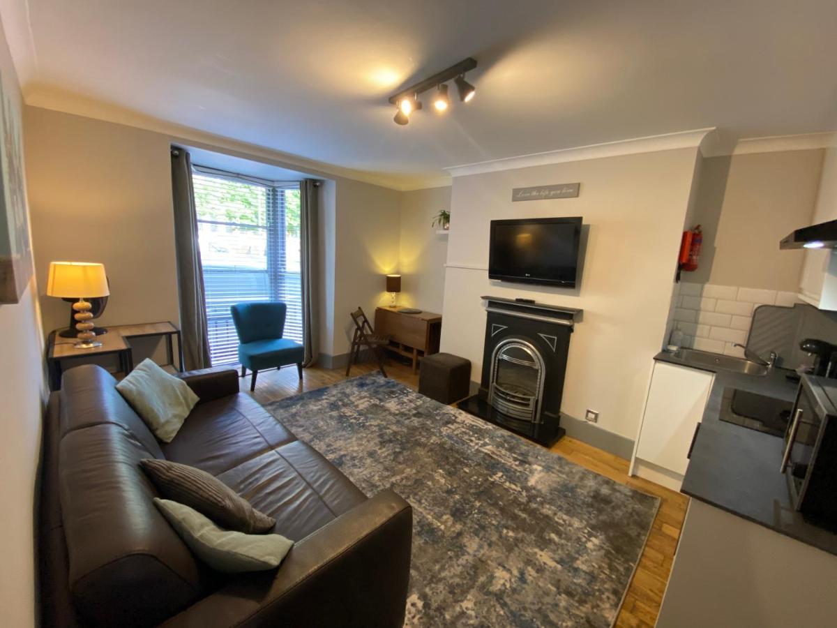 Side Sea View Apartment - Sleeps 4