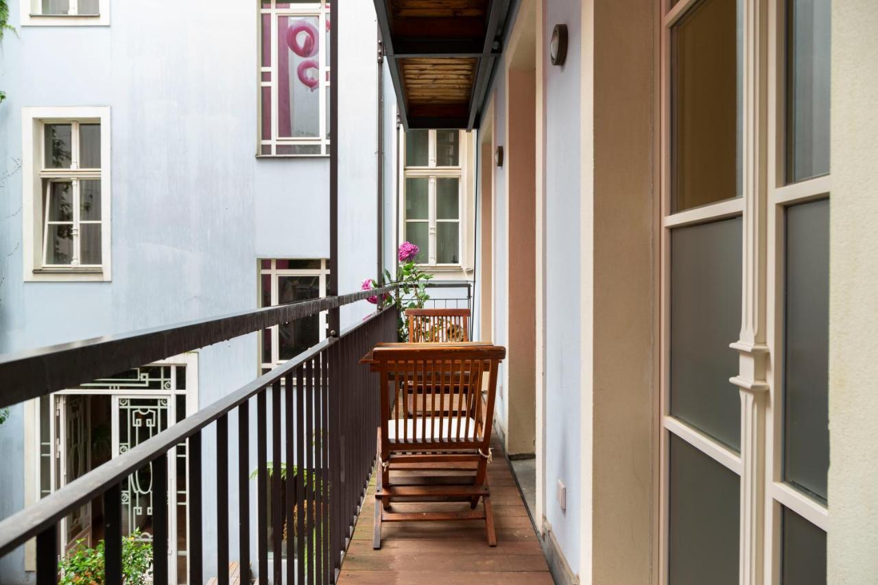 Large Studio with Kitchenette, Balcony and Sofa Bed