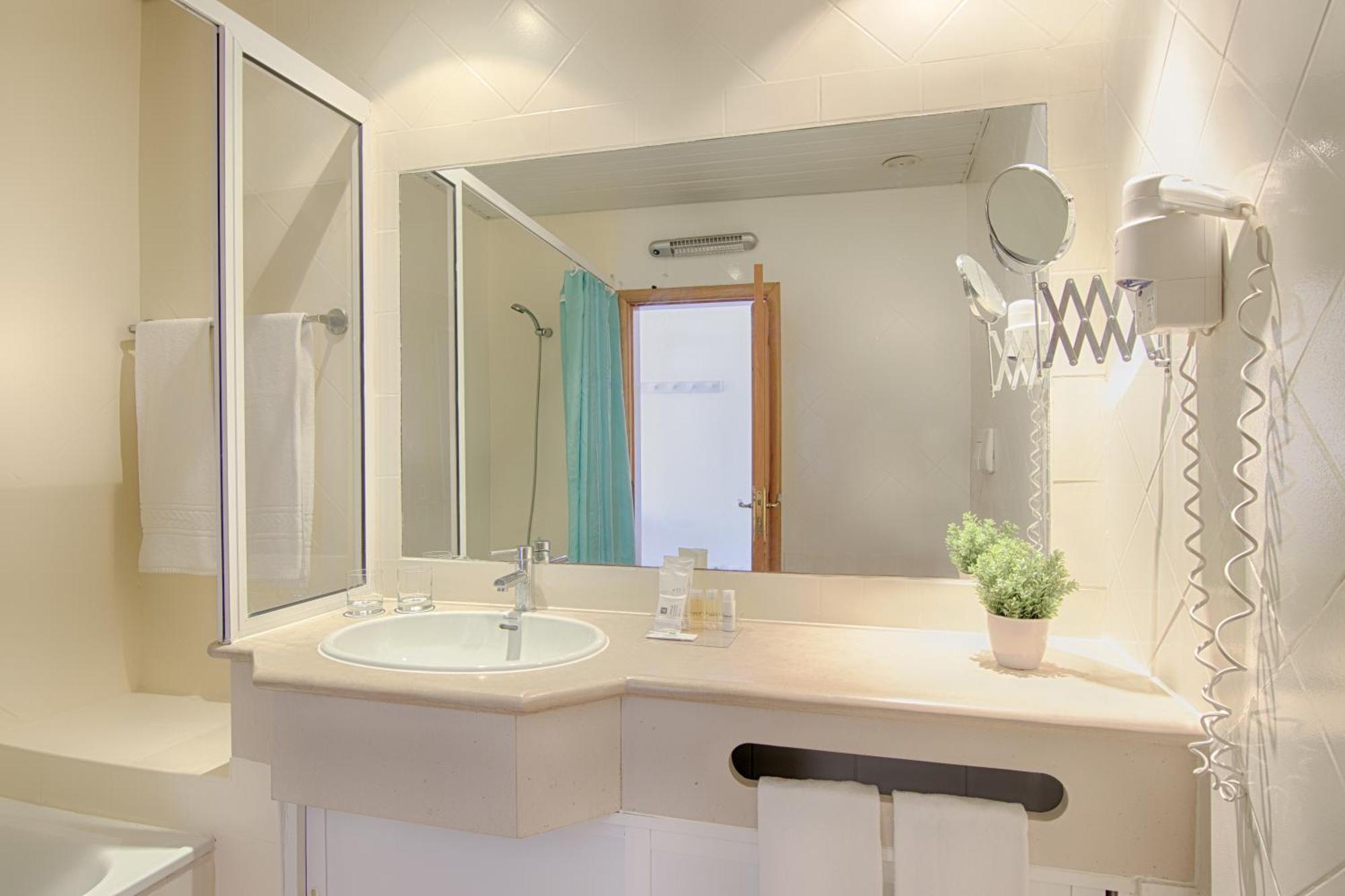 One-Bedroom Apartment with Pool View (2 Adults + 2 Children up to 12 Years Old),1274487313:JPEG