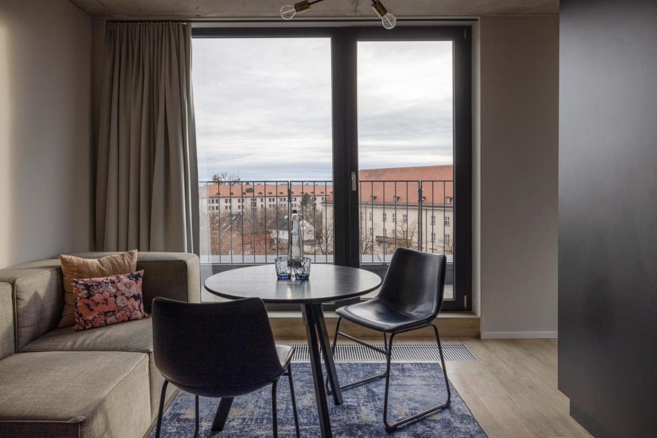 Mittleres Studio mit Küche und Balkon