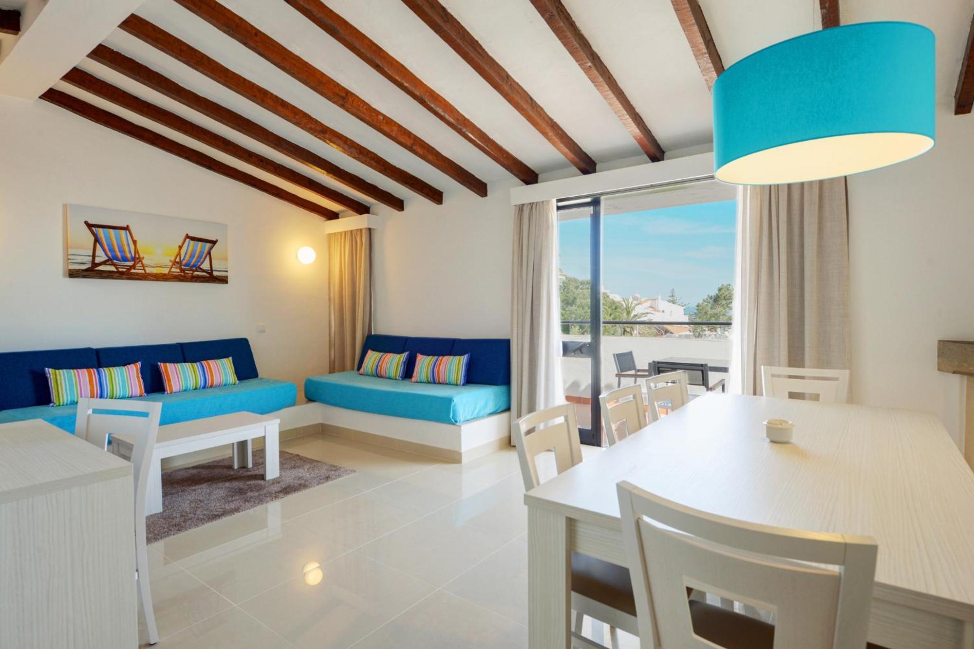 Deluxe Three-Bedroom Apartment with Sea View