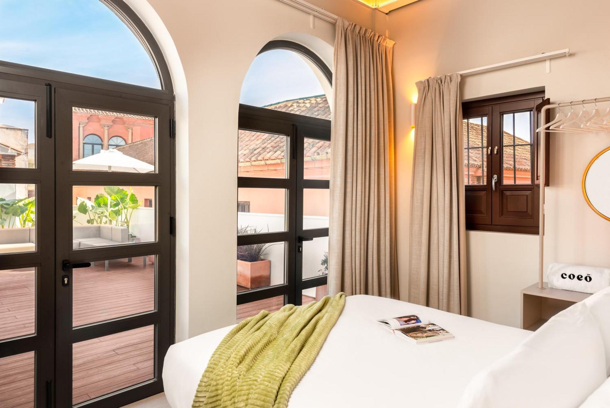 Deluxe One Bedroom Penthouse with Private Rooftop and Jacuzzi