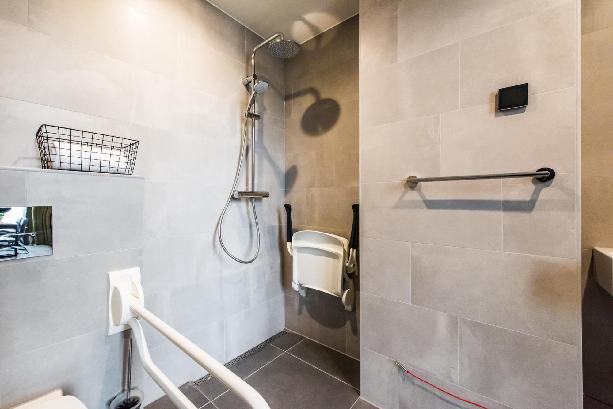 Large 1 Bedroom Apartment Accessible Duplex