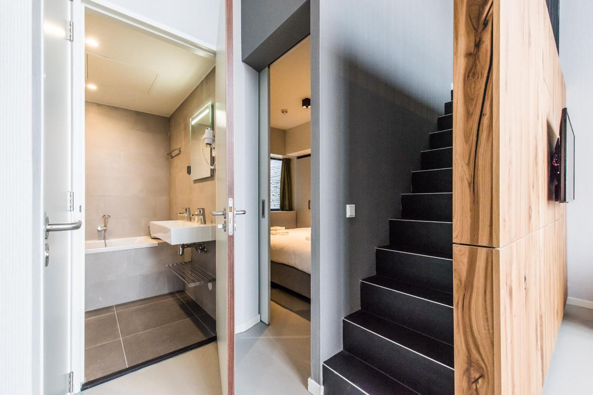 Large 1 Bedroom Apartment Canal view Duplex