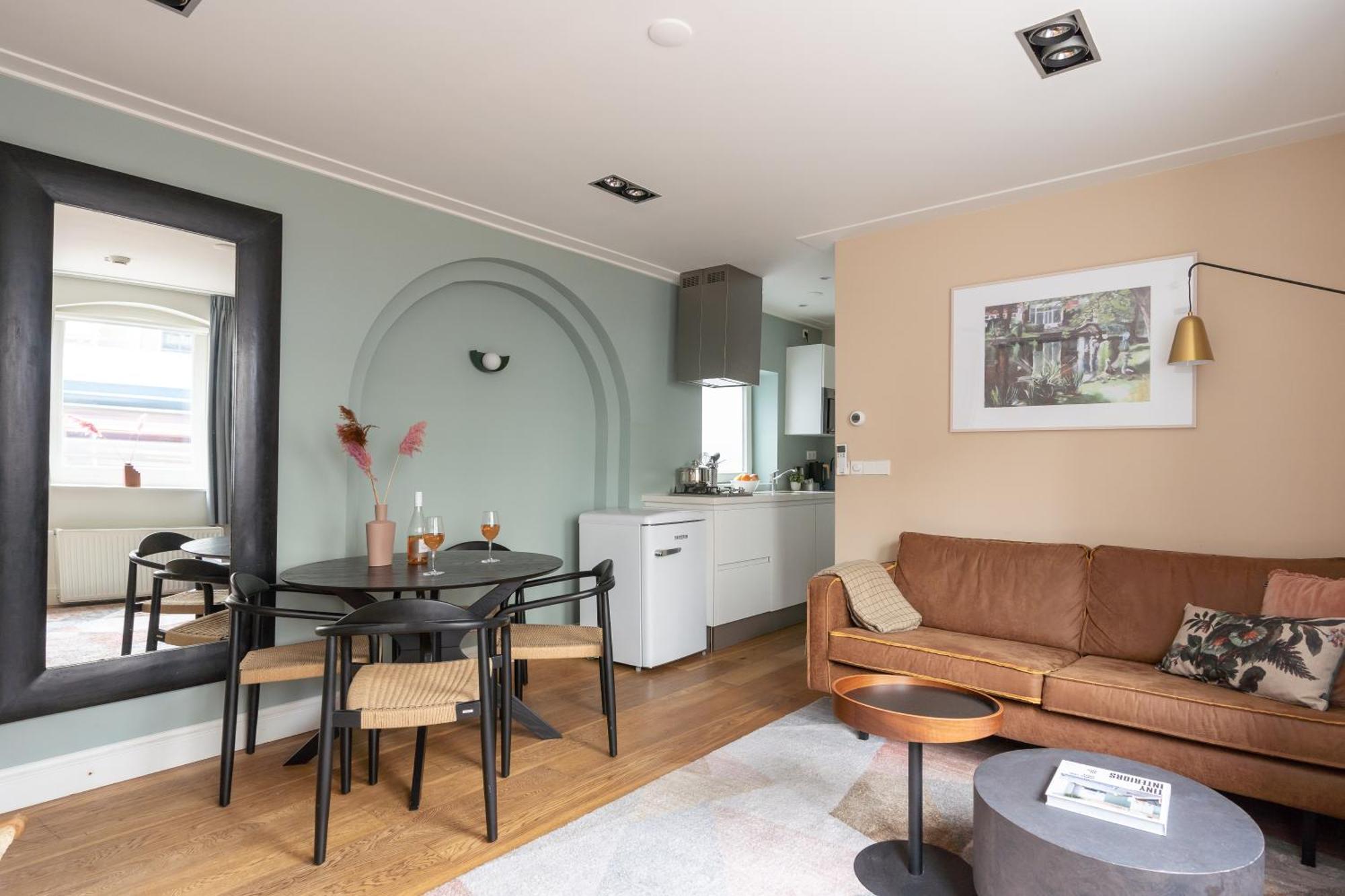 Large 1 Bedroom Apartment