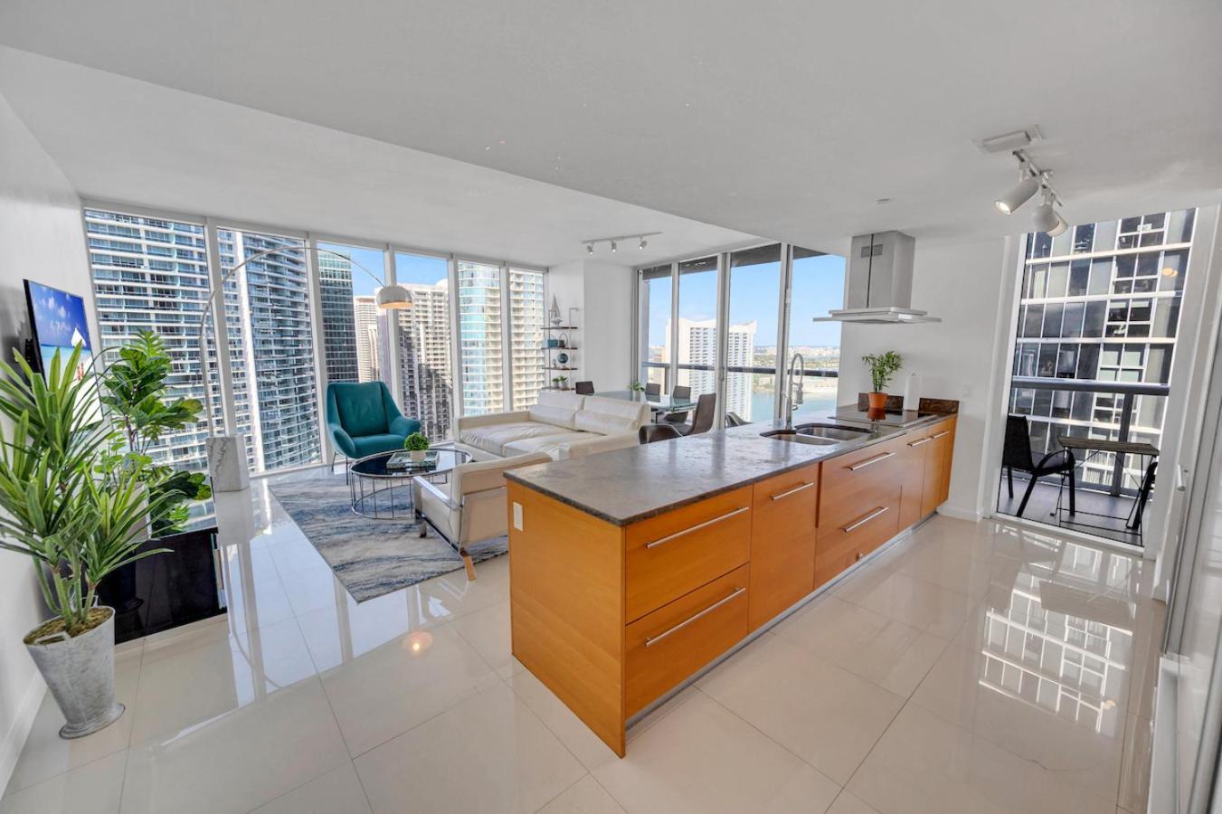 Apartment with Pool View