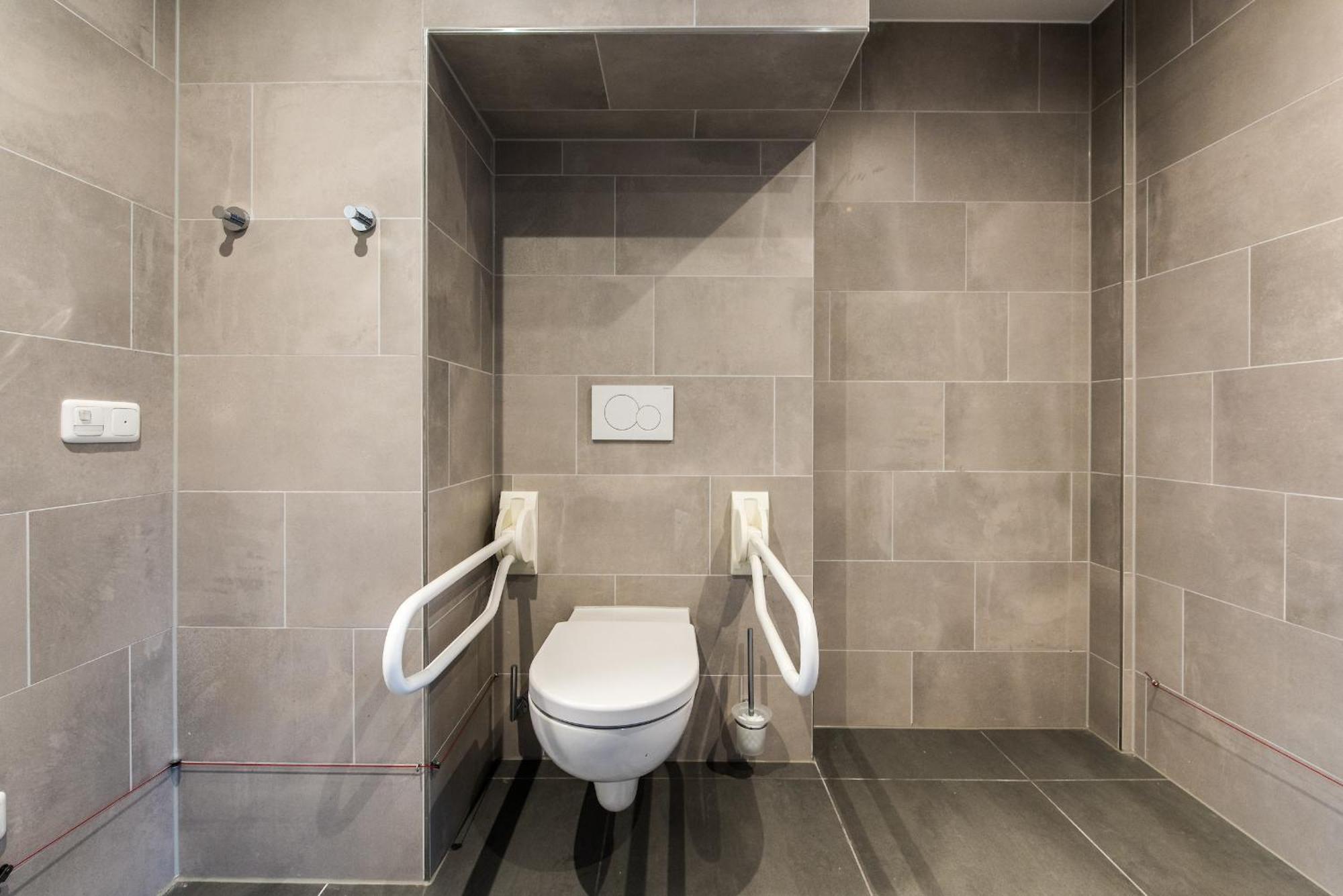 Large 2 Bedroom Apartment Accessible