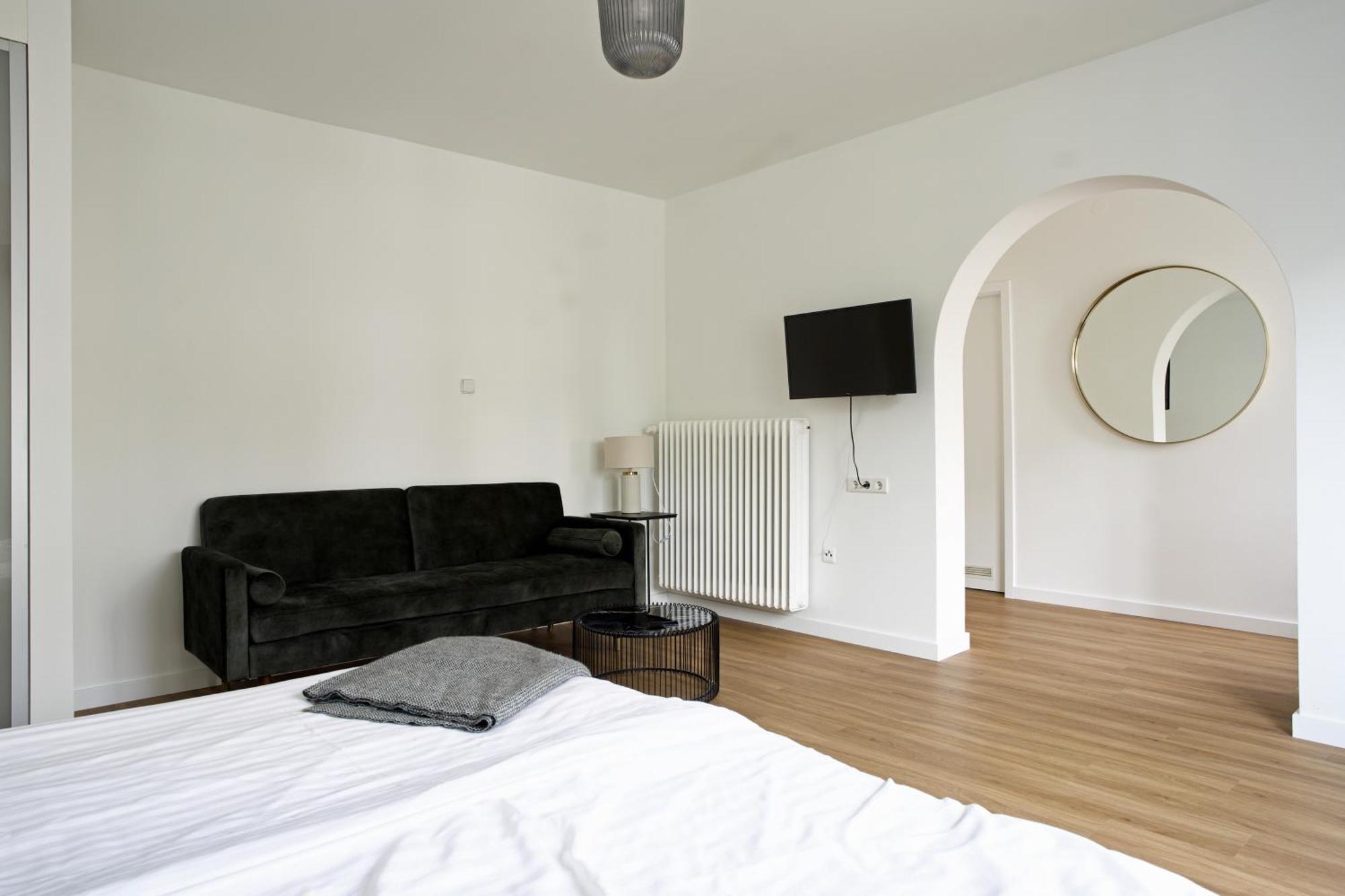 Studio (2 Adults),1576695542:JPEG