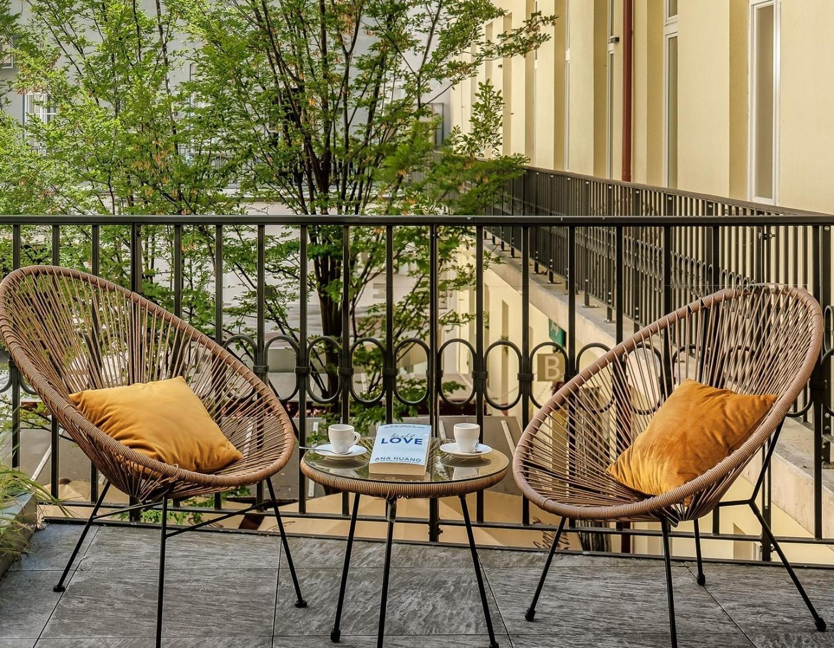 One-Bedroom Apartment Balcony,1666765038:JPEG