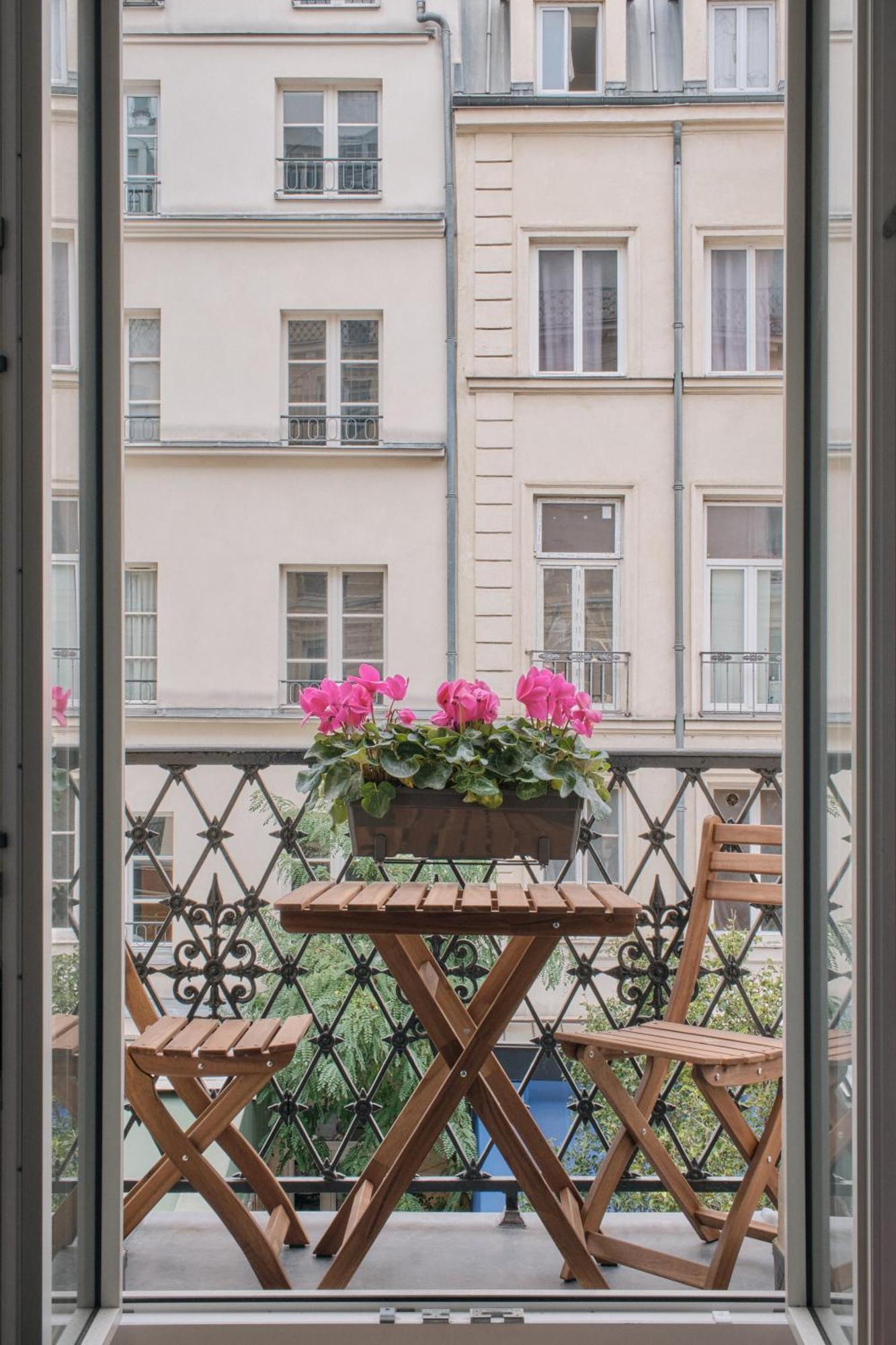 Deluxe Studio with Balcony and City View 202,1621337861:JPEG