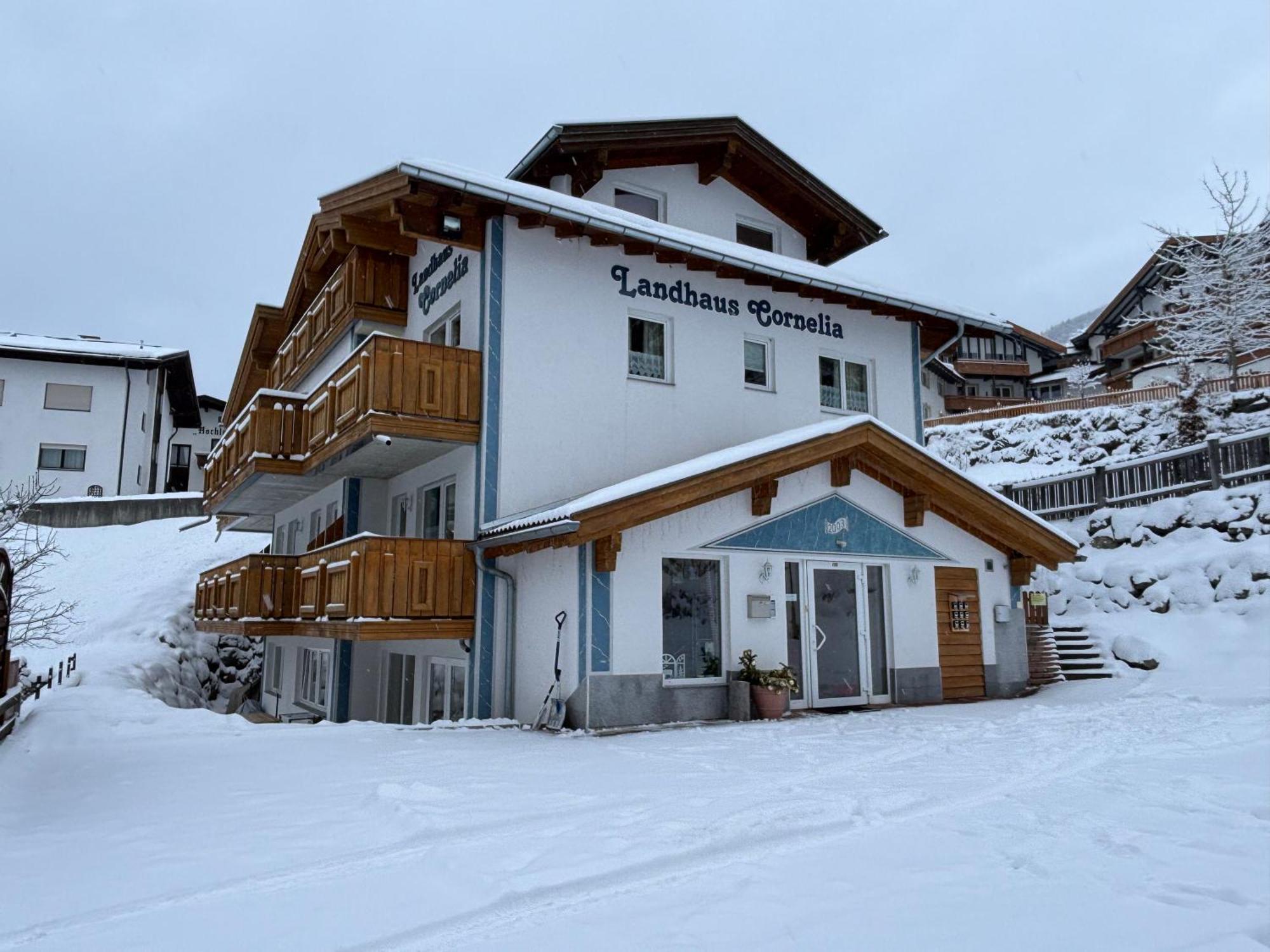 One-Bedroom Apartment Balcony Mountain View
