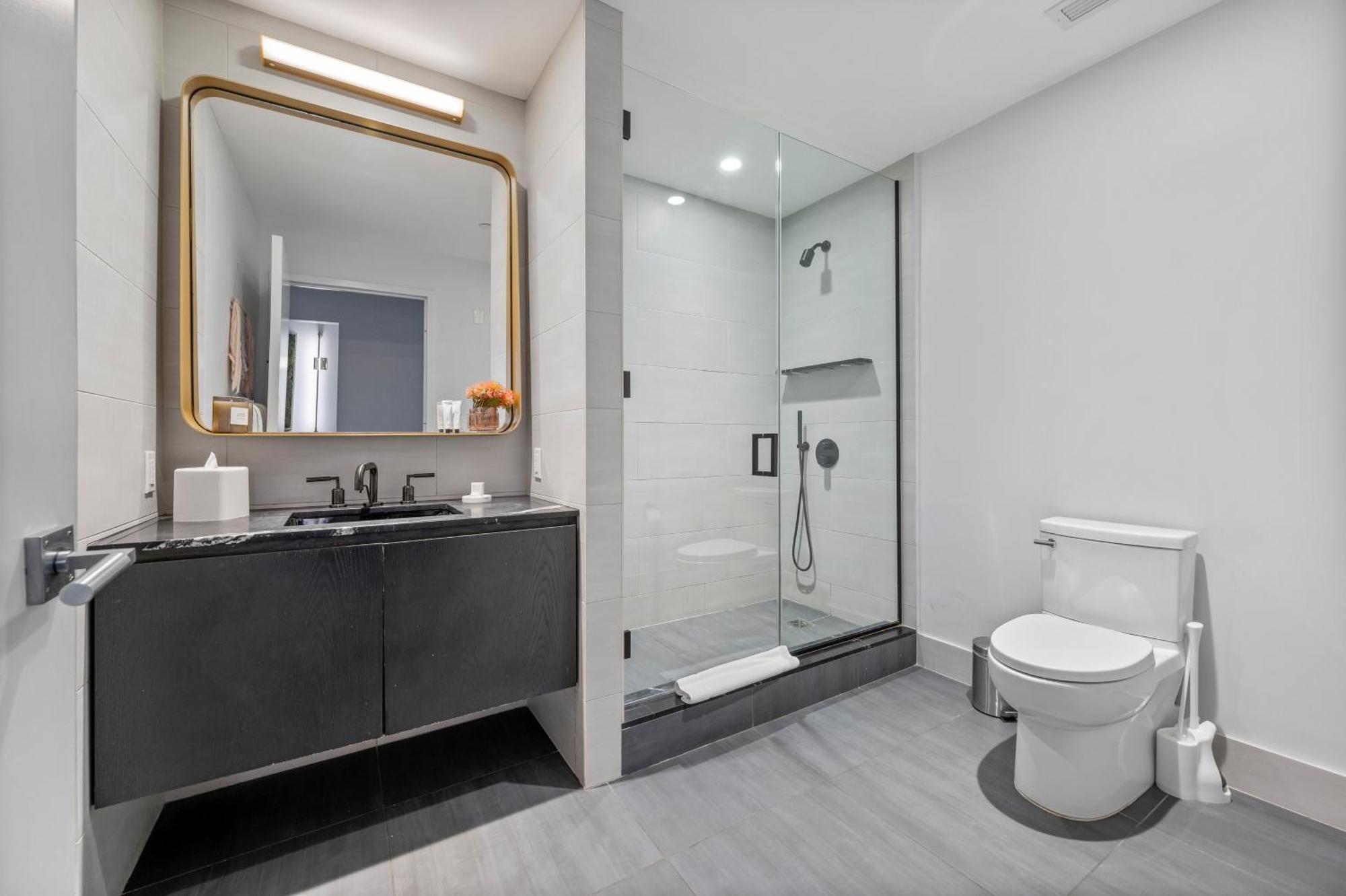 Classic Queen Studio