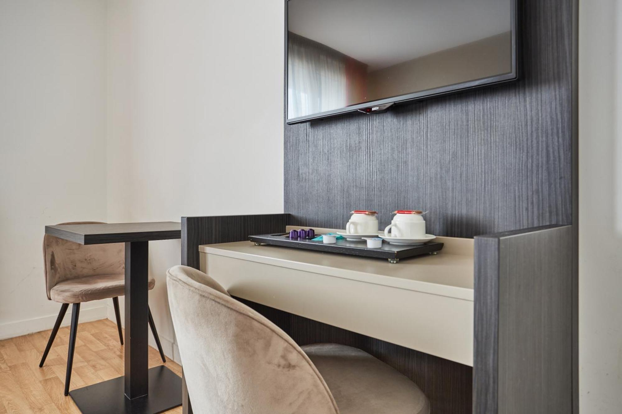 Studio with Sacré-Cœur Dome View,1645694105:JPEG