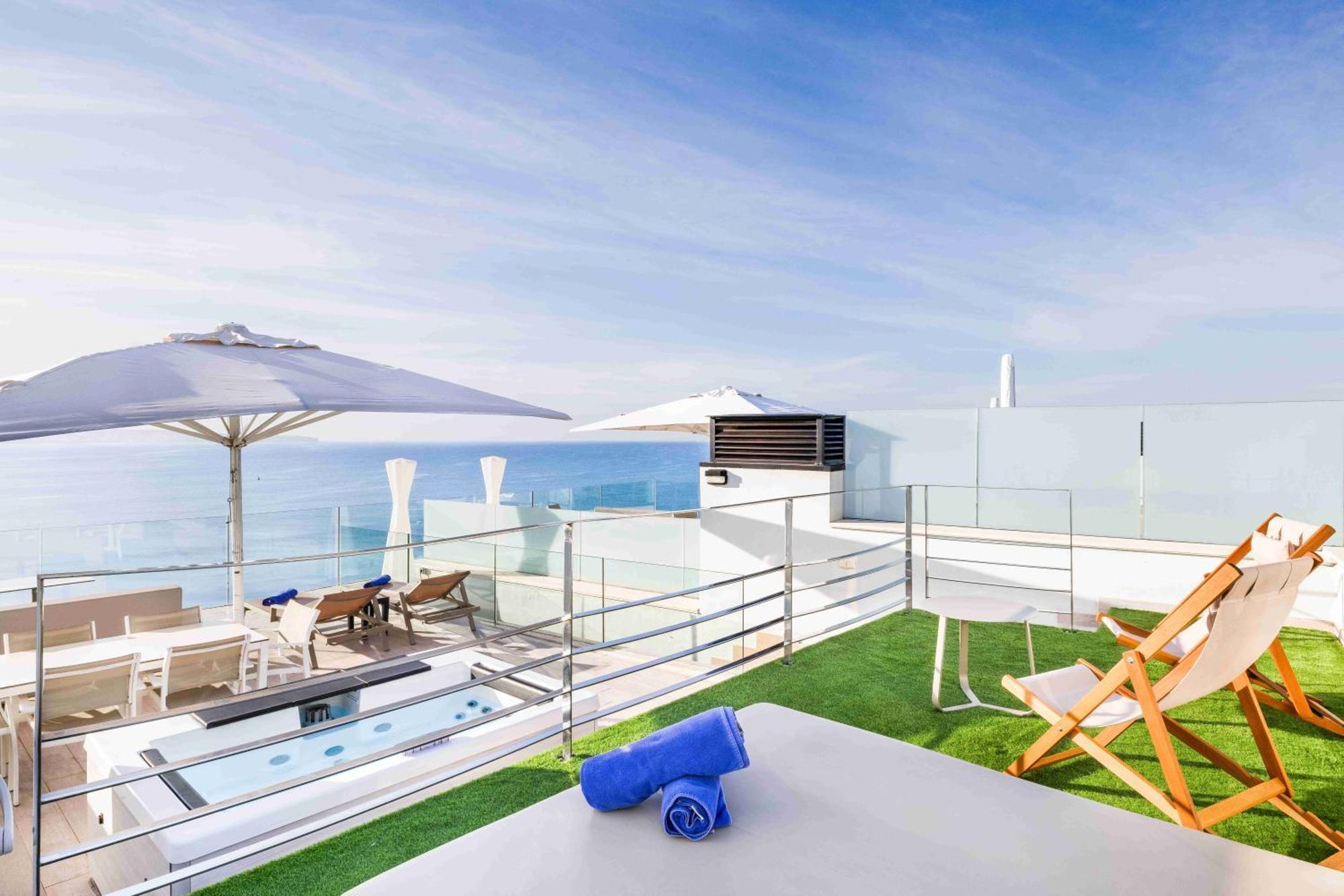Deluxe Penthouse Apartment Sea View