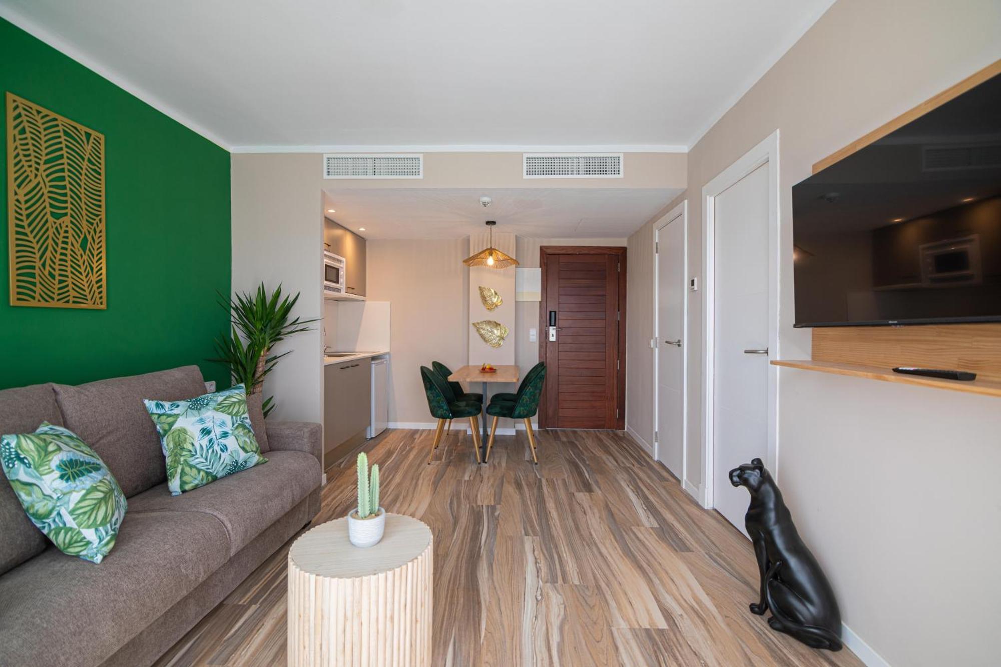 Superior Apartment Pool Access