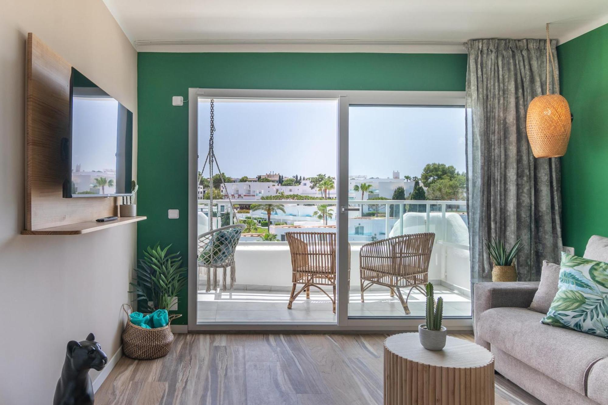 Superior Apartment Pool Access
