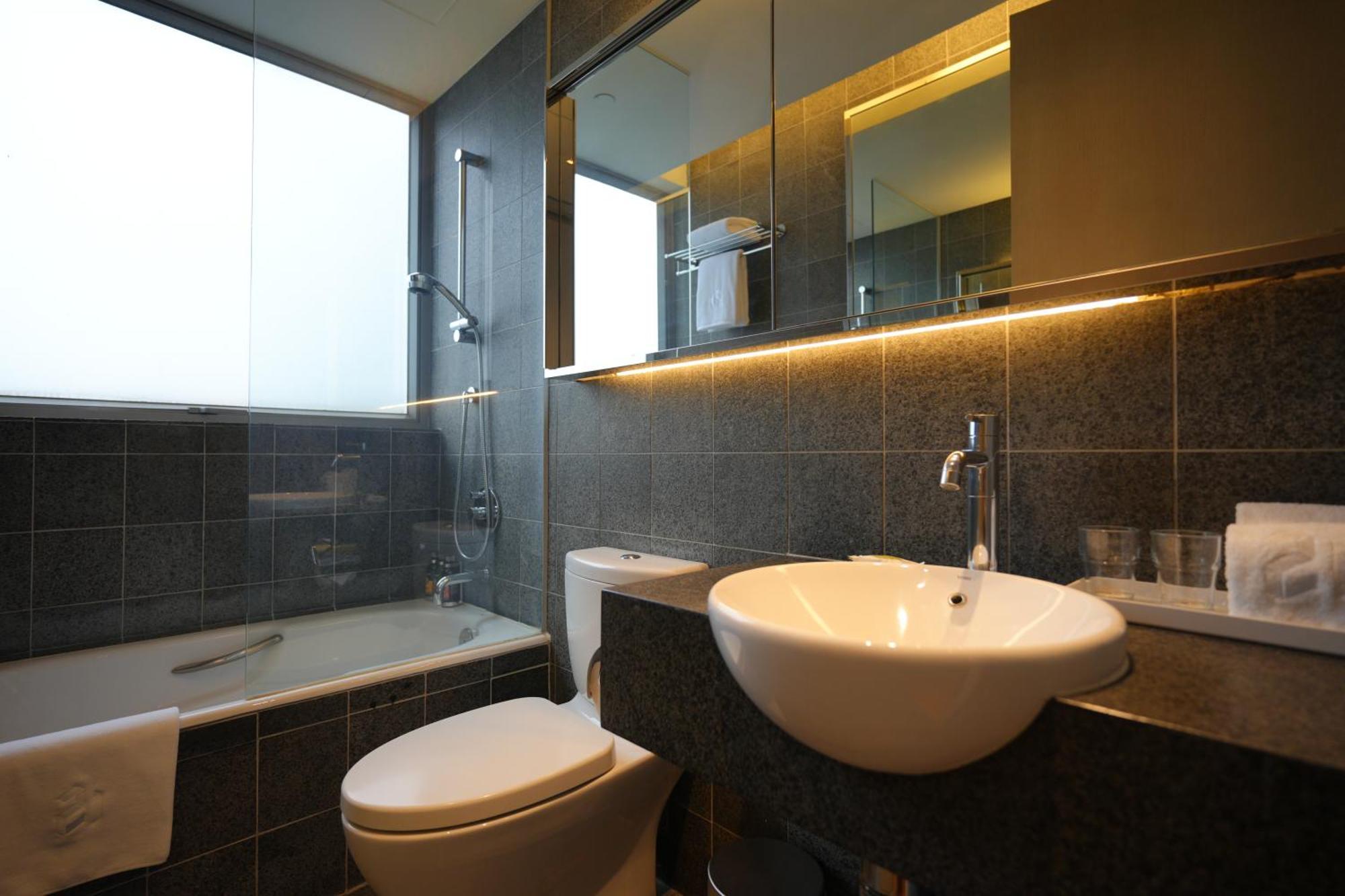 Premium Queen Suite with Harbor View