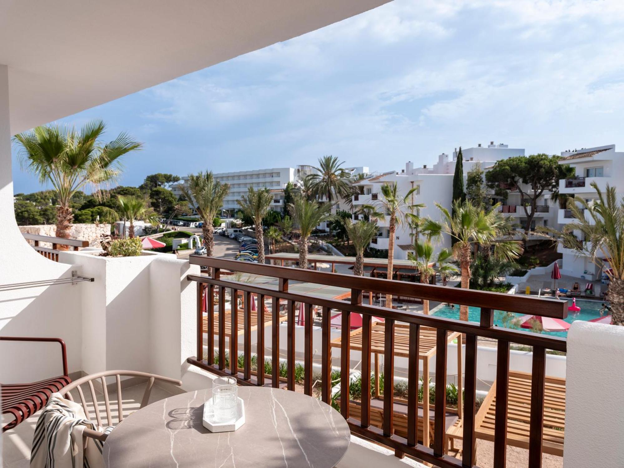 Suite Pool View