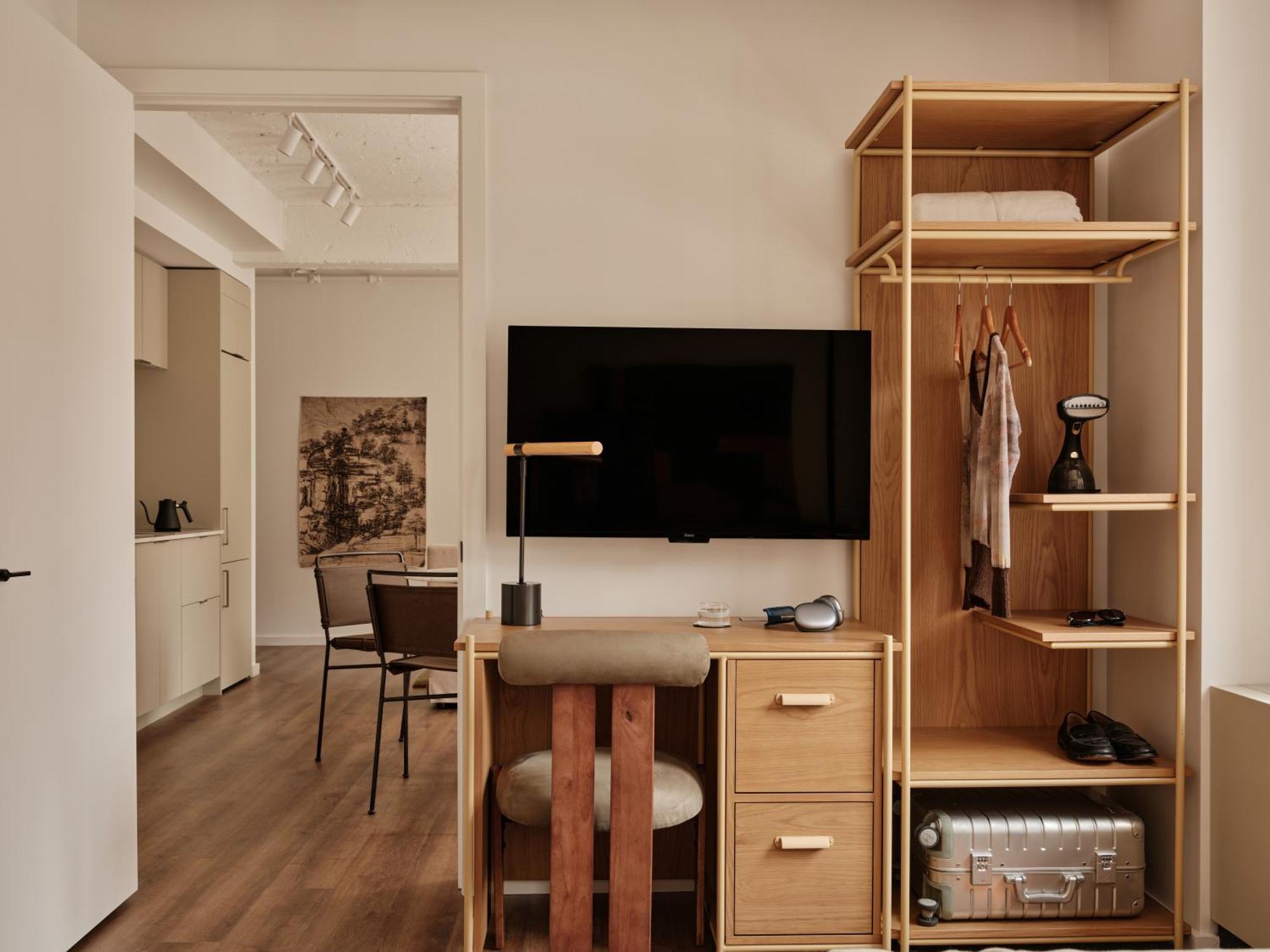 Deluxe One Bedroom, King (24/7 Front Desk)