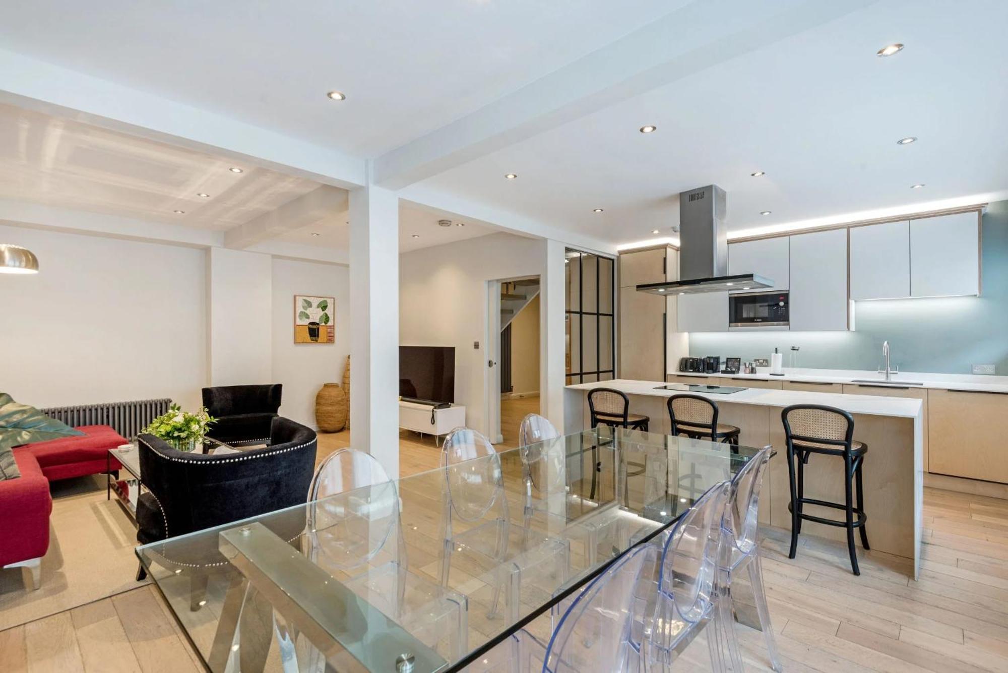 The Buckingham & Lloyds Apartment