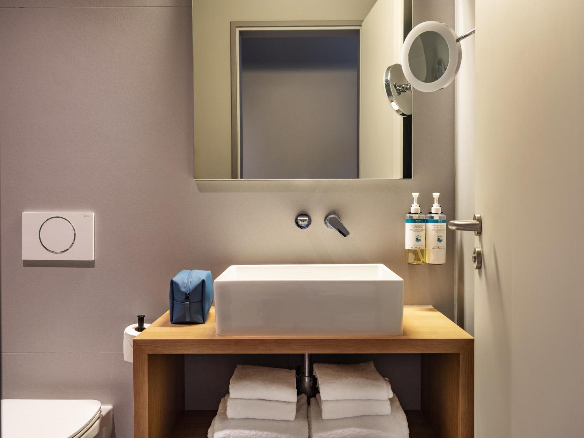 Large Room with Sofa Bed,1742570227:JPEG