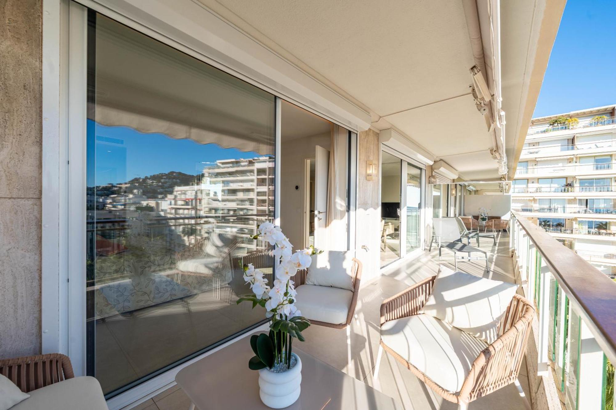 Two-Bedroom Apartment with Terrace and Sea View