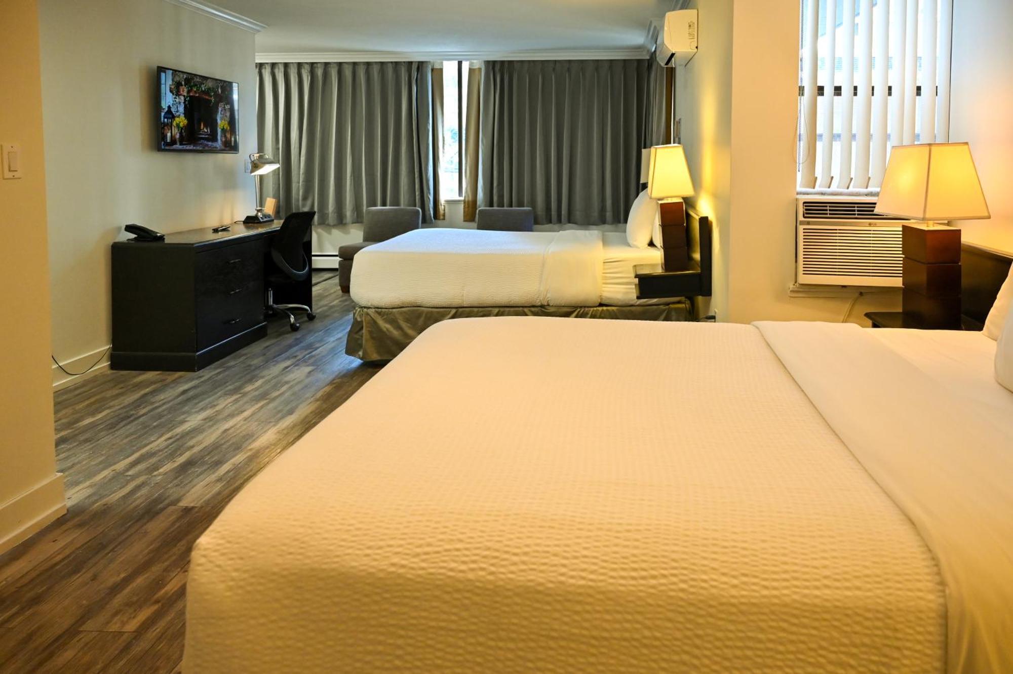 Apartment with Two Queen Beds and Balcony
