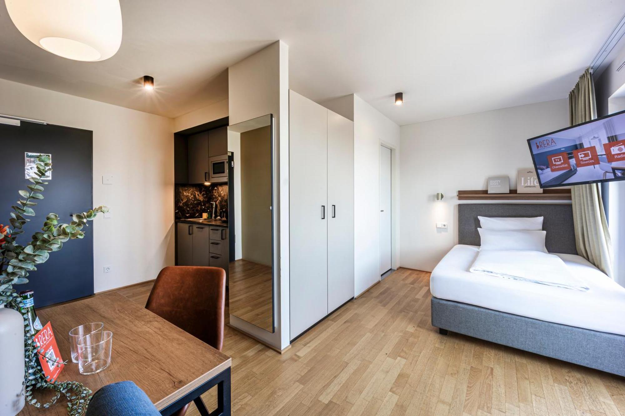 Apartment S - Queen bed and terrace