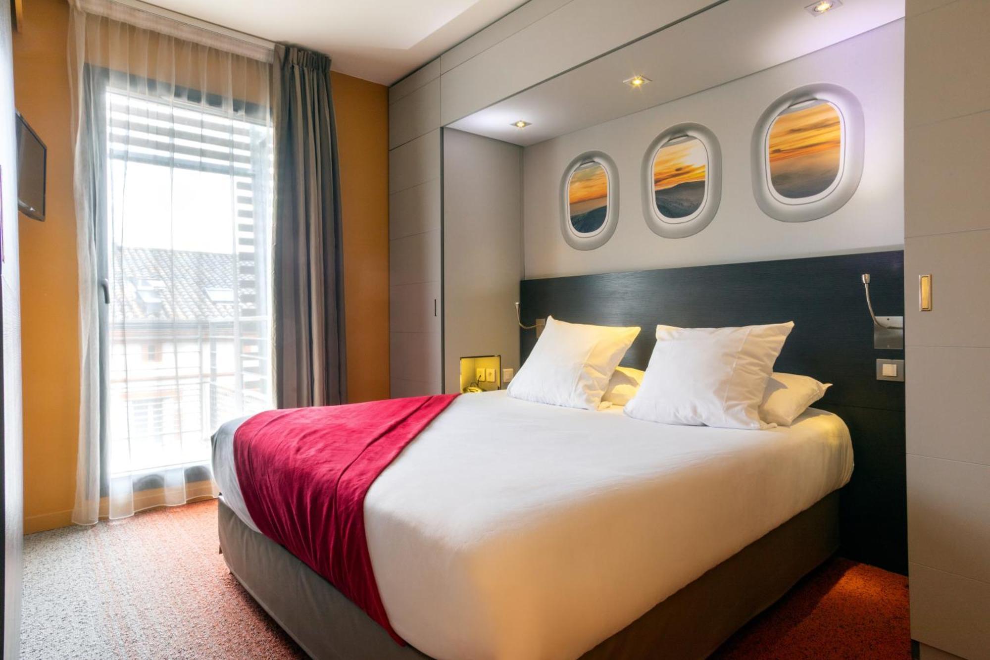 One-Bedroom and Living Room with a Sofa Bed Apartment