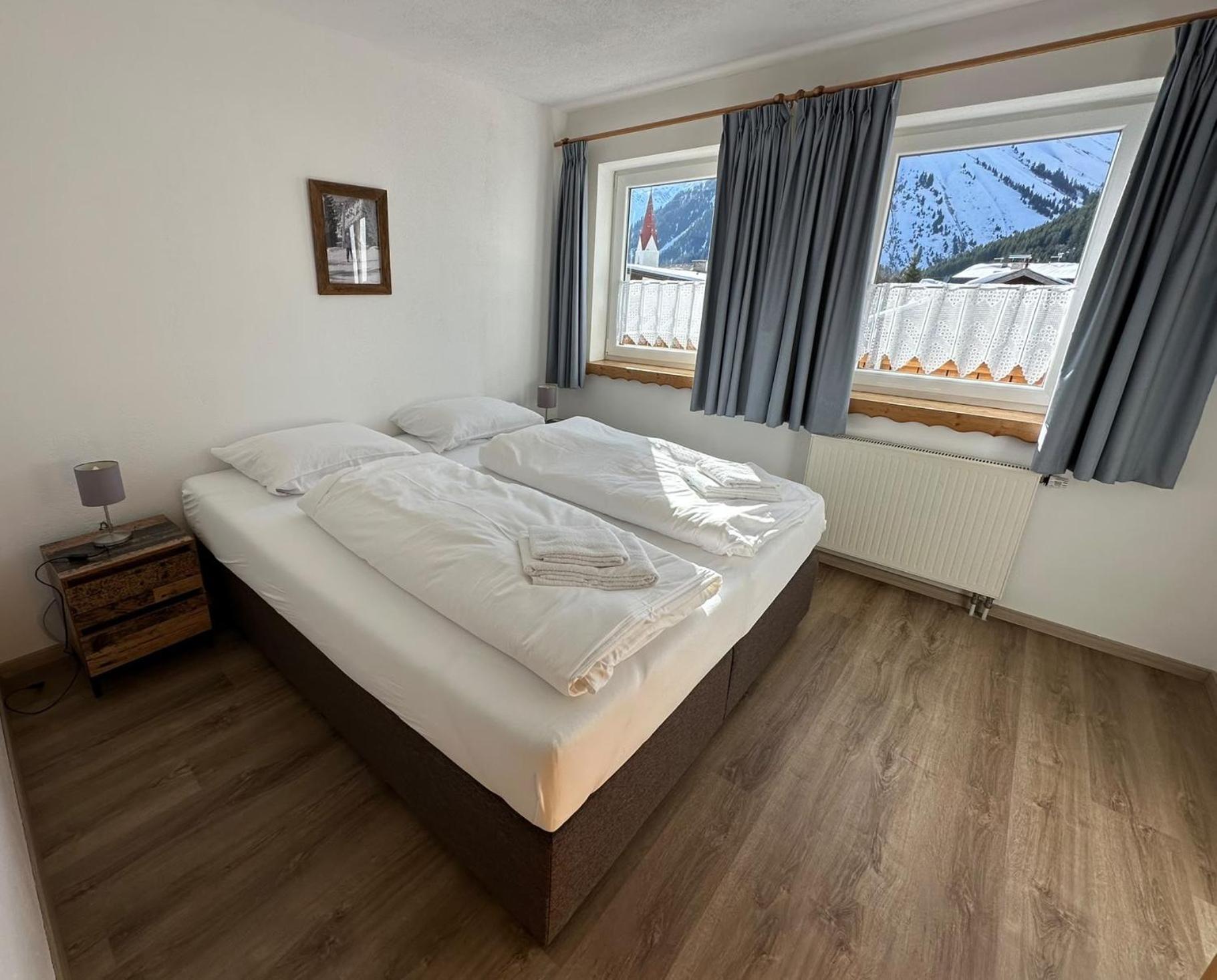 One-Bedroom Apartment Balcony Mountain View
