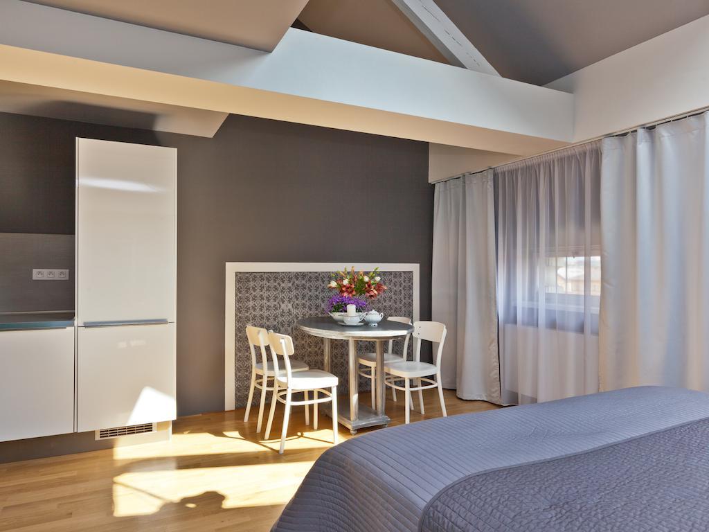 Family Studio (4 Adults)