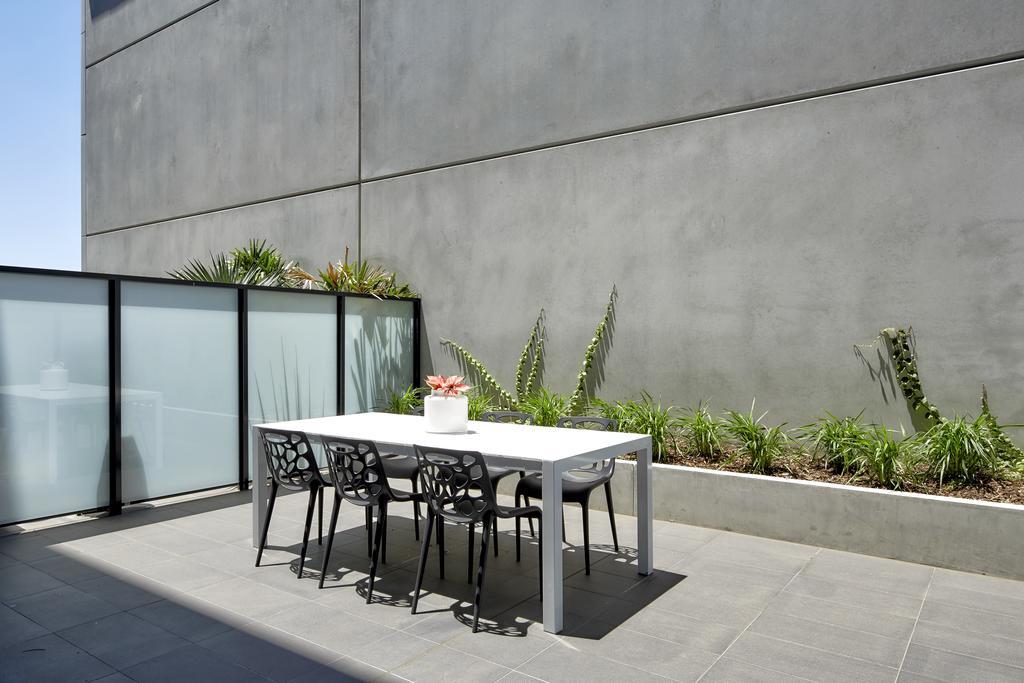 One-Bedroom Apartment with Courtyard