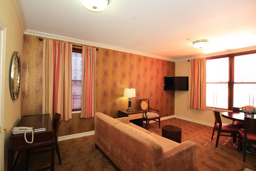 One-Bedroom Apartment with Two Queen Beds,1525997371:JPEG