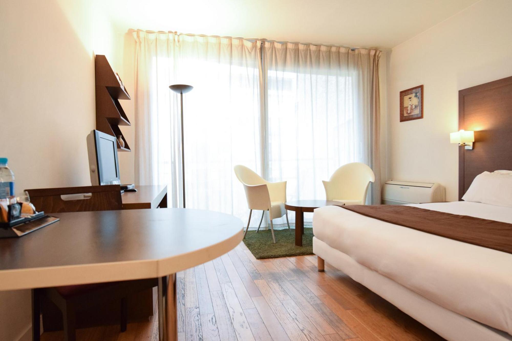 Studio (2 Adults),1208753224:JPEG