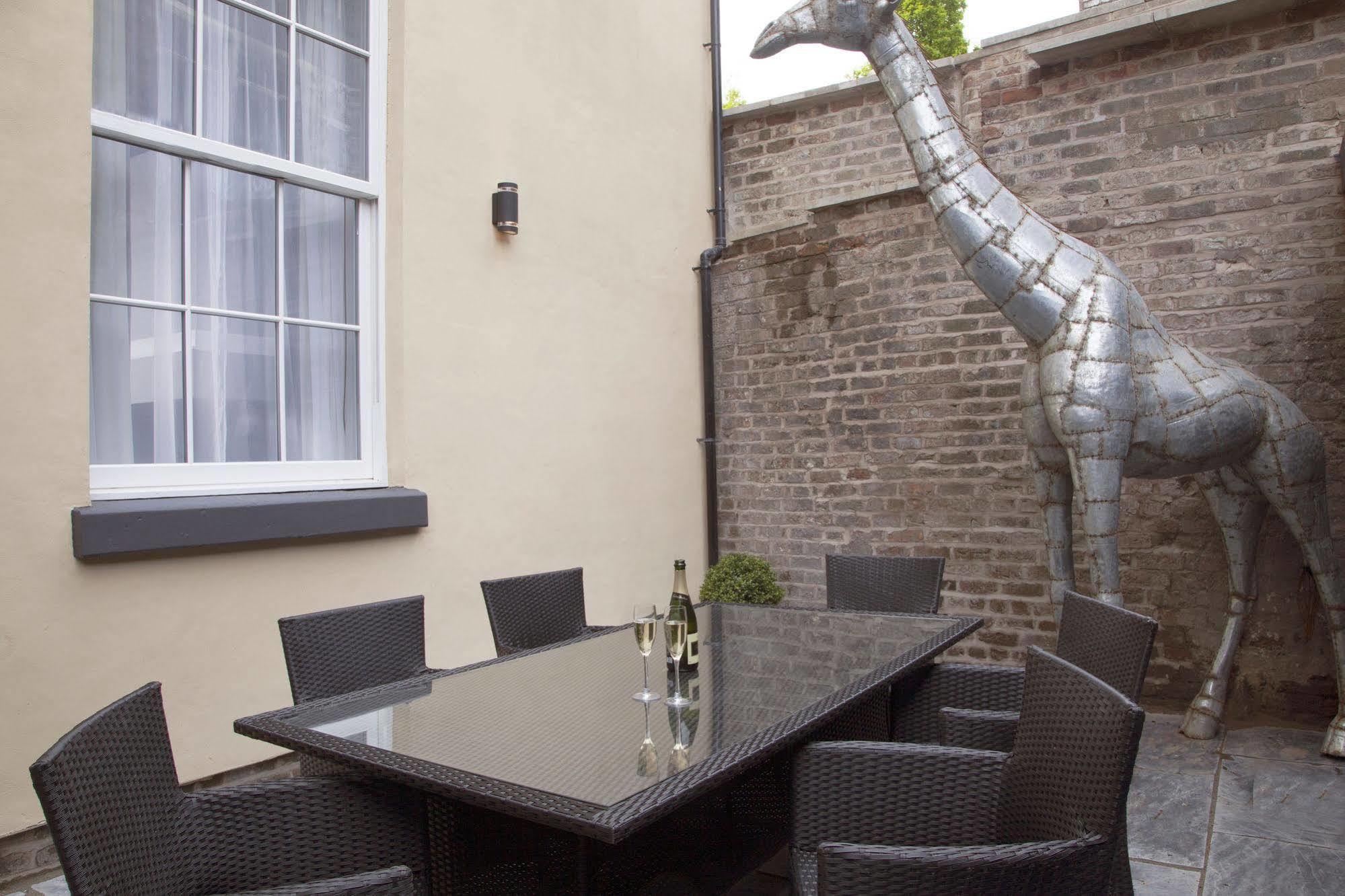 Super-Luxe Garden Studio (Sleeps 4)