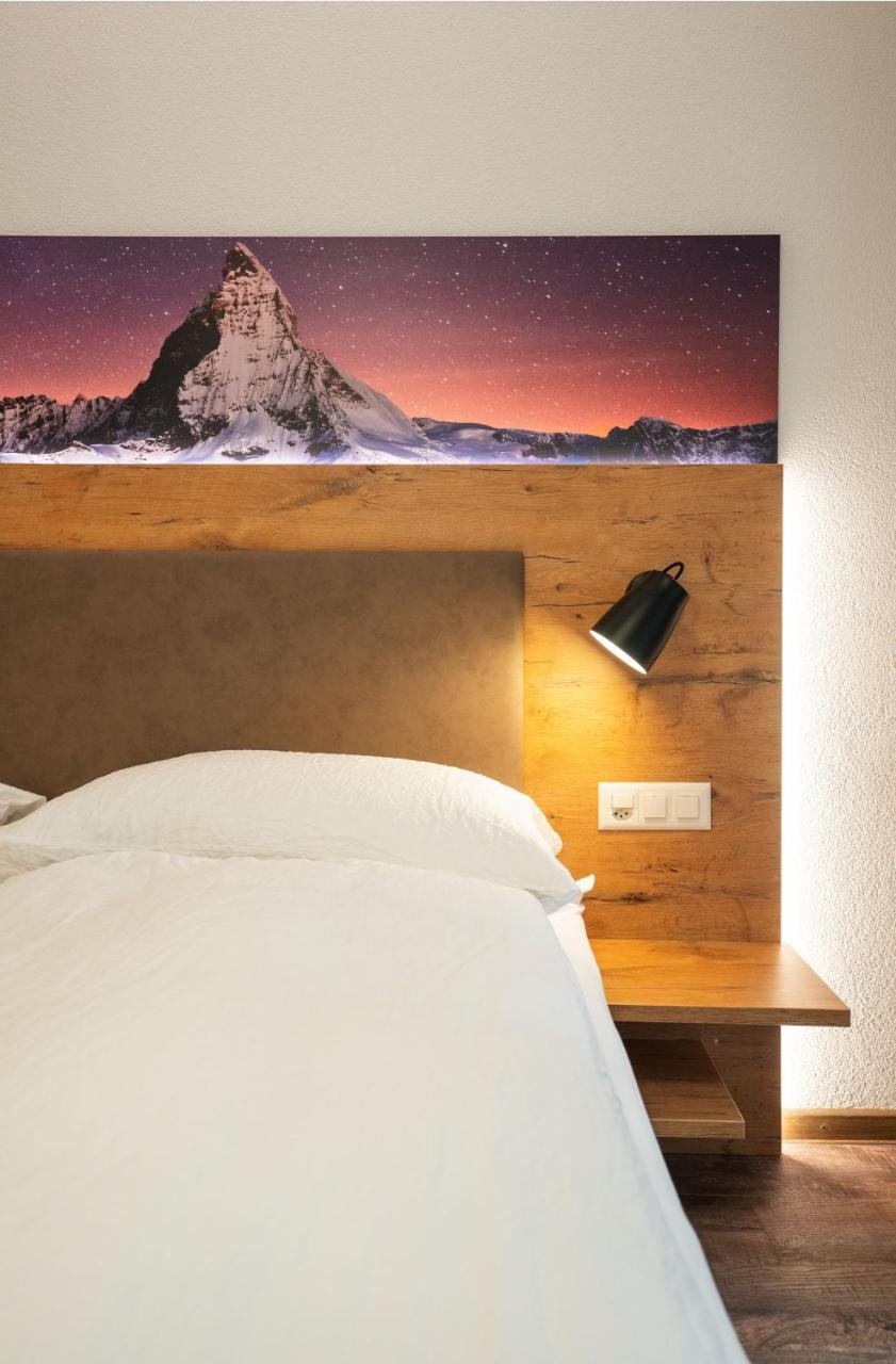 Three-Bedroom Apartment with Mountain View,750239990:JPEG