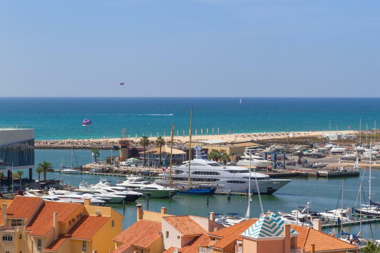 One-Bedroom Apartment with Marina View
