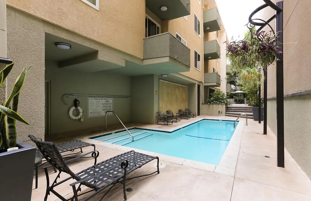 Beverly Hills 2 Bed 2 Bath Penthouse With Den And Parking 414-1