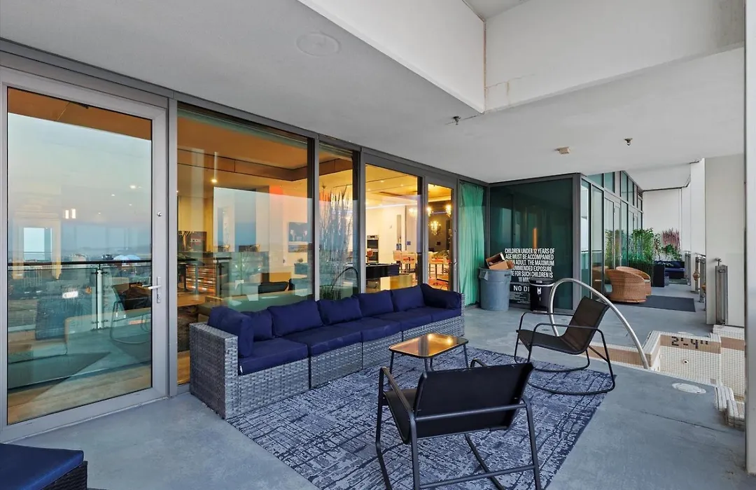 Luxury 4000 Sqft Penthouse At Palms Place 56 Floor-1