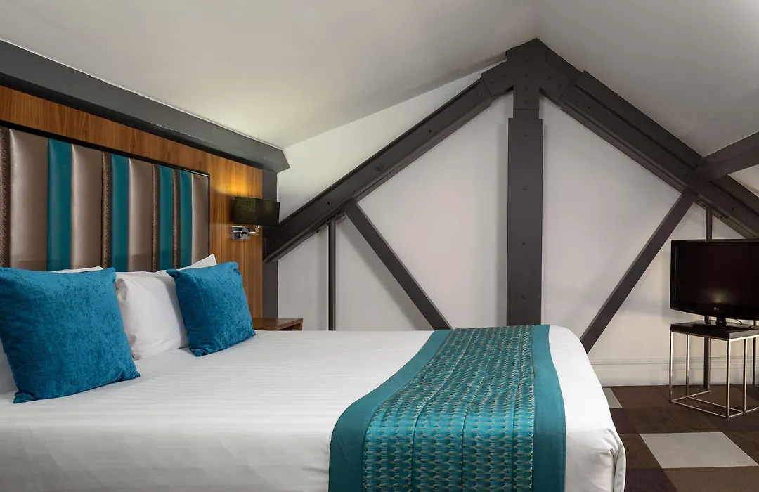 Roomzzz Manchester City-1