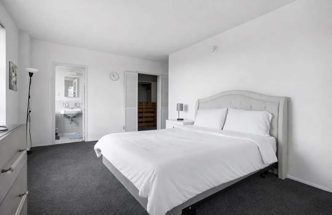 Spacious 2 Bedroom 2 Bathroom Unit Great Location-1