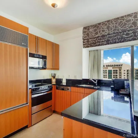 Four Seasons Hotel Miami - Luxury Private Residences-3