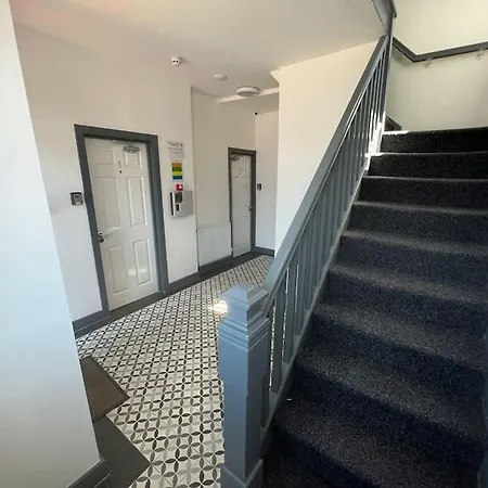 Newly Refurbished Studio, Great Location 8 Studios-3