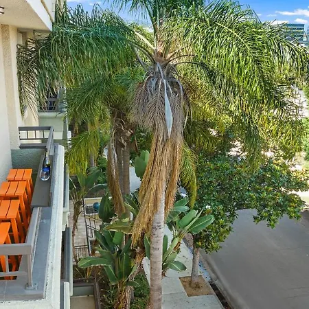 Beverly Hills 2 Bed 2 Bath Penthouse With Den And Parking 414-2