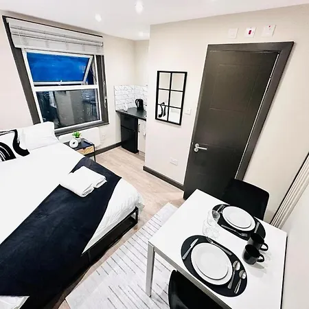 London 1 Central Studio Like A Hotel Room-3
