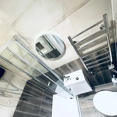 London South Charming Ensuite Look Like Hotel Designer Room-3