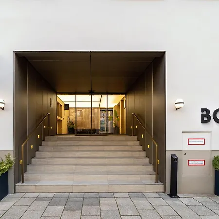 Bob W Munich Schwabing-3