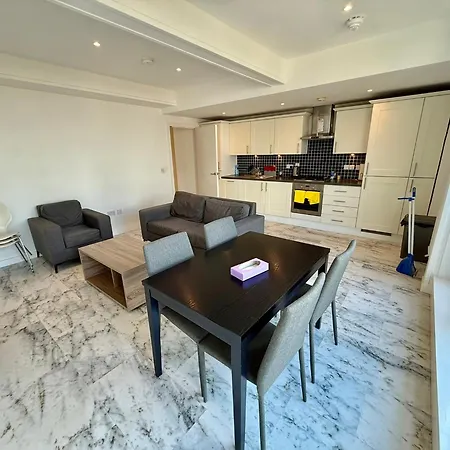 Deluxe Entire Apartment With 2X Bedrooms, 2X Bathrooms And A Big Living Room In The Olympic Park And Westfield At Stratford-2